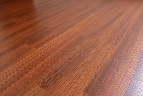 Brauner Laminatboden mit Holzmaserung